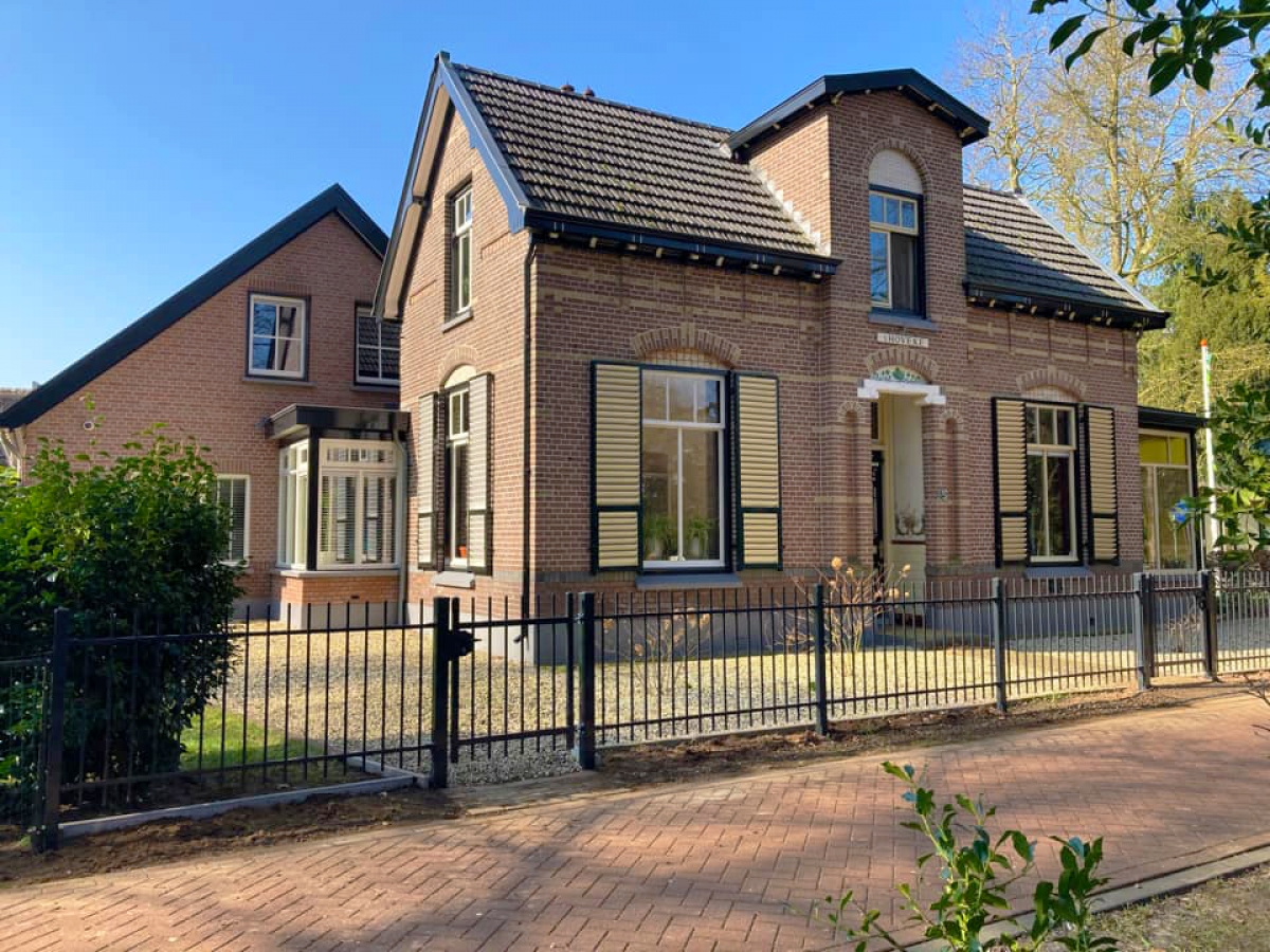 Modern sierhekwerk Agate geplaatst in Warnsveld